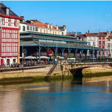Beautiful 100 M2 - Historic Heart - River View Appartement